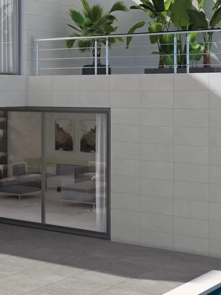 Exterior con azulejos efecto piedra en tonos neutros, colección Budapest de Rock Ceramic
