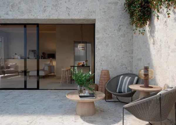 Exterior con azulejos efecto piedra en tonos neutros, colección Carácter de Marazzi