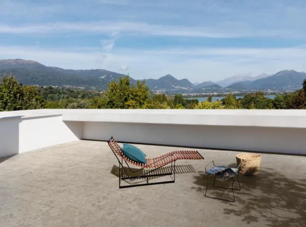 Exterior con azulejos efecto piedra en tonos fríos, colección Carácter de Marazzi