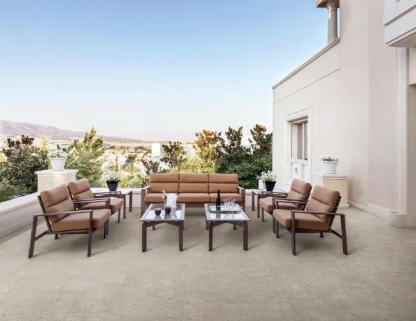 Exterior con azulejos efecto piedra, colección Carácter de Marazzi