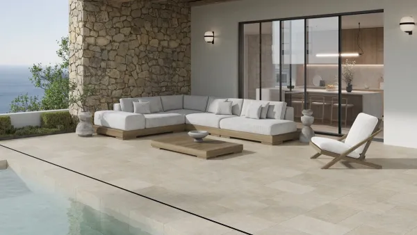 Exterior con azulejos efecto piedra, colección Clunia de Argenta