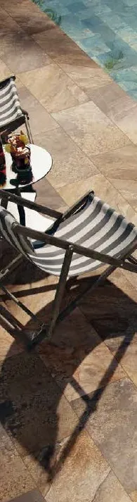 Exterior con azulejos efecto piedra en tonos cálidos, colección Cupira de Mayor