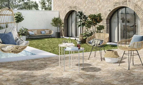 Exterior con azulejos efecto piedra, colección Deva de Realonda