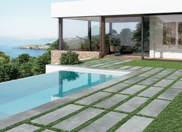 Exterior con azulejos efecto piedra en tonos fríos, colección Forge de Vitacer