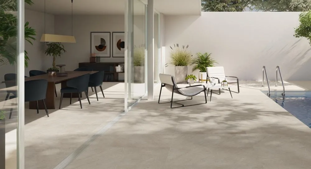 Exterior con azulejos efecto piedra, colección Formentor de Cristacer