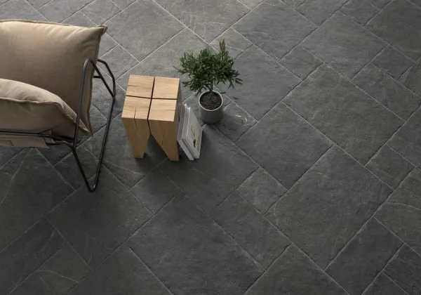 Exterior con azulejos efecto piedra en tonos neutros, colección Giant de Colorker