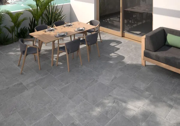 Exterior con azulejos efecto piedra en tonos neutros, colección Giant de Colorker