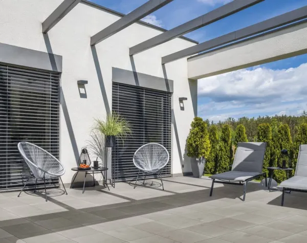 Exterior con azulejos efecto piedra en tonos neutros, colección Grain de Venatto