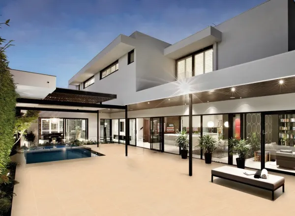 Exterior con azulejos efecto piedra en tonos cálidos, colección Grain de Venatto