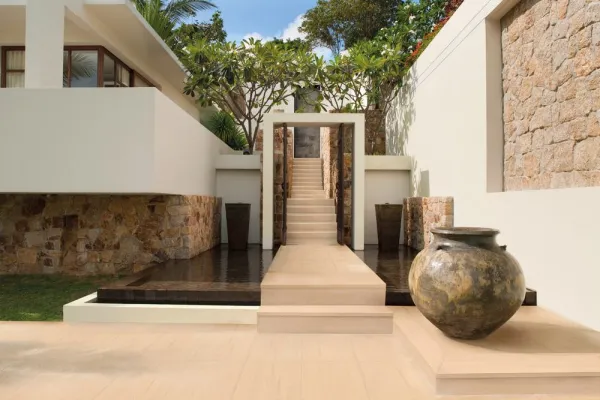Exterior con azulejos efecto piedra en tonos cálidos, colección Grain de Venatto