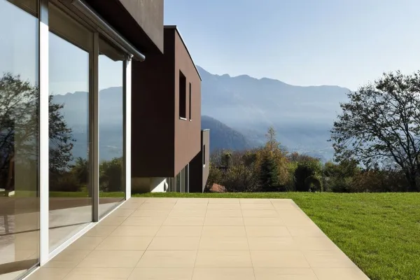 Exterior con azulejos efecto piedra, colección Grain de Venatto