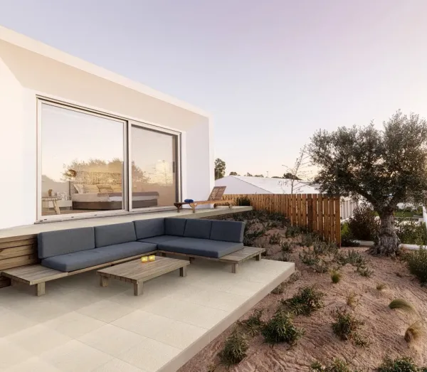 Exterior con azulejos efecto piedra en tonos cálidos, colección Grain de Venatto