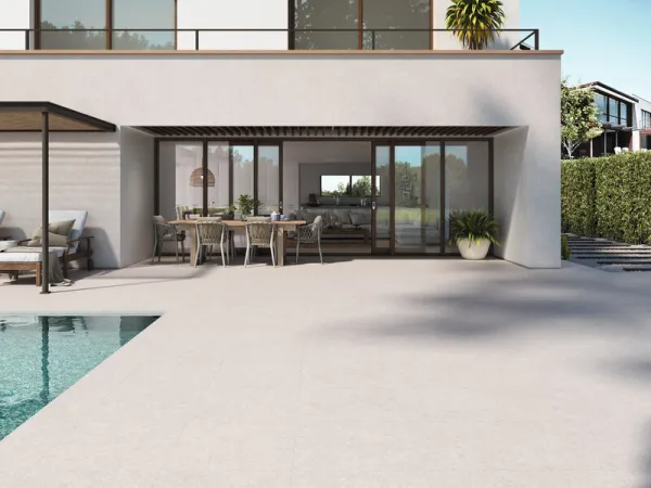 Exterior con azulejos efecto piedra en tonos neutros, colección Granite de Cifre