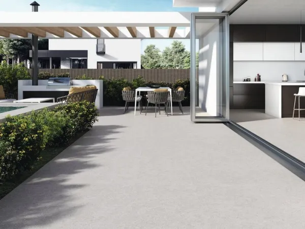 Exterior con azulejos efecto piedra en tonos neutros, colección Granite de Cifre
