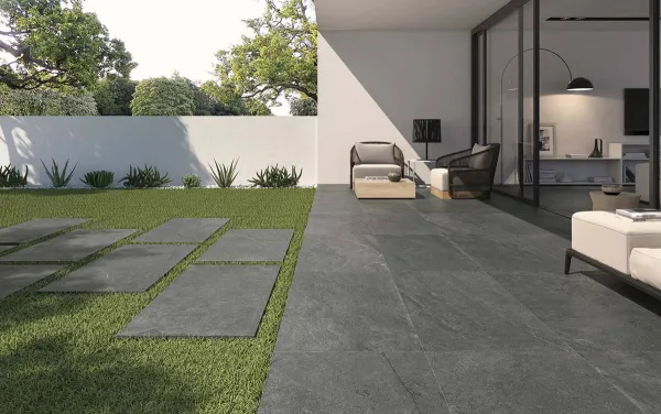 Exterior con azulejos efecto piedra en tonos neutros, colección Horizon de Colorker