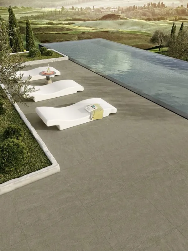 Exterior con azulejos efecto piedra en tonos neutros, colección Hybrid de Margres