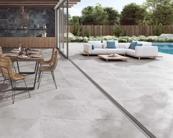 Exterior con azulejos efecto piedra en tonos neutros, colección Iconic de Metropol