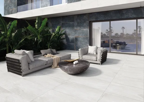 Exterior con azulejos efecto piedra en tonos neutros, colección Iconic de Metropol