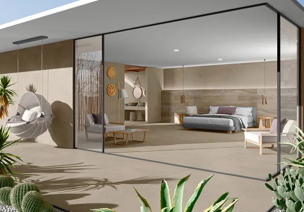 Exterior con azulejos efecto piedra en tonos cálidos, colección Integra de TAU ceràmica