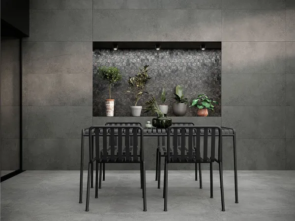 Exterior con azulejos efecto piedra en tonos neutros, colección Integra de TAU ceràmica