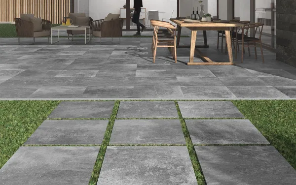 Exterior con azulejos efecto piedra en tonos neutros, colección Kainos de Colorker