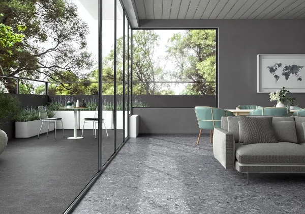 Exterior con azulejos efecto piedra en tonos neutros, colección Kalksten - flodsten de Argenta