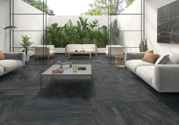 Exterior con azulejos efecto piedra en tonos neutros, colección Lavica de Geotiles