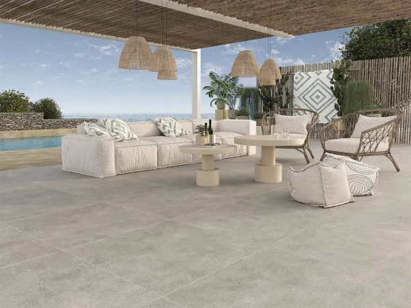 Exterior con azulejos efecto piedra en tonos neutros, colección Livermore de ROCERSA