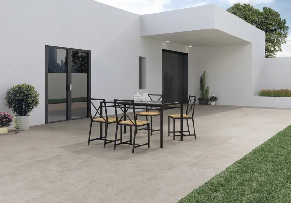 Exterior con azulejos efecto piedra en tonos neutros, colección Livermore de ROCERSA