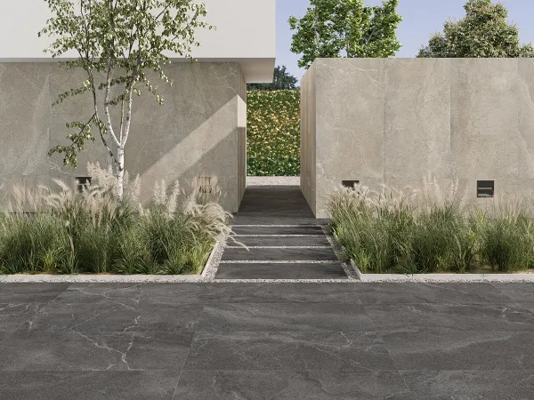 Exterior con azulejos efecto piedra en tonos neutros, colección Lucca de Peronda