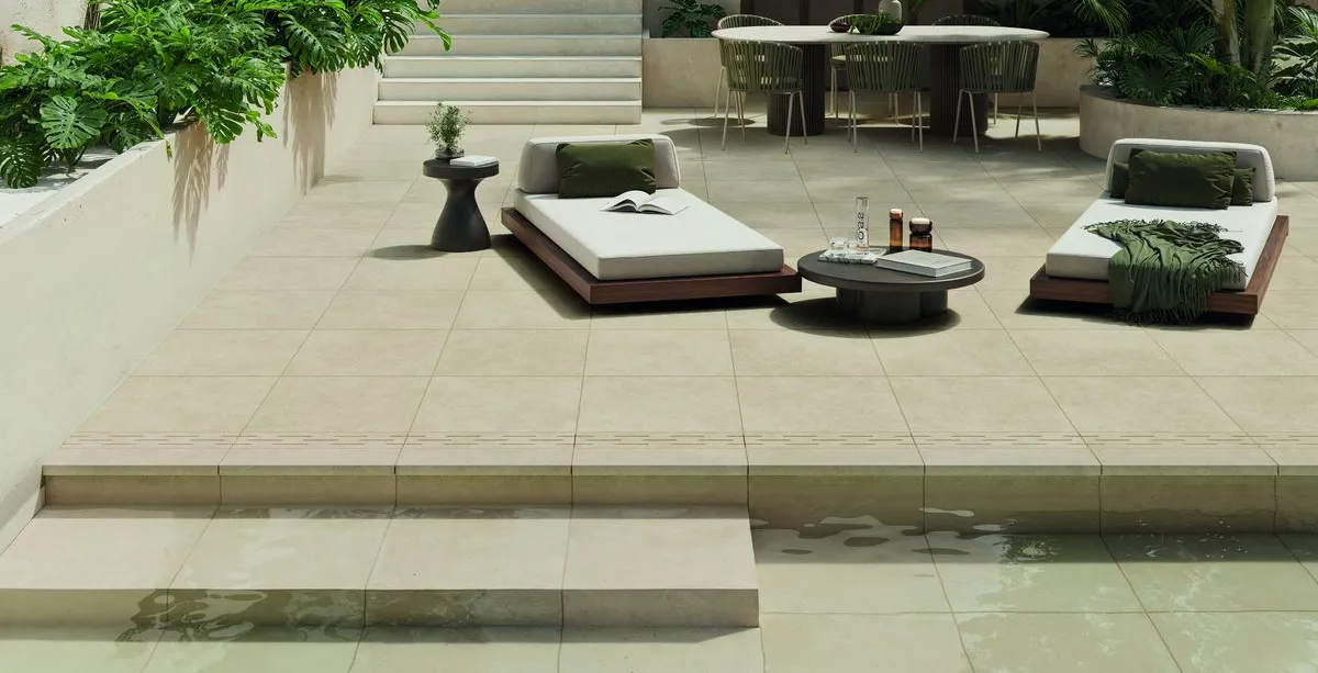 Exterior con azulejos efecto piedra en tonos fríos, colección Madison de Keratile