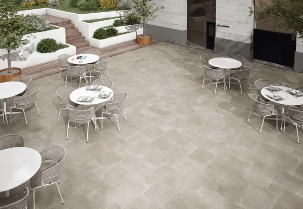 Exterior con azulejos efecto piedra, colección Meribel de Colorker