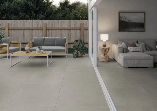 Exterior con azulejos efecto piedra en tonos neutros, colección Nomade de ROCERSA