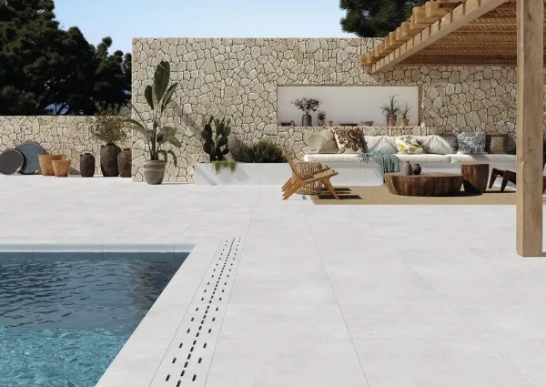 Exterior con azulejos efecto piedra en tonos neutros, colección Nomade de ROCERSA