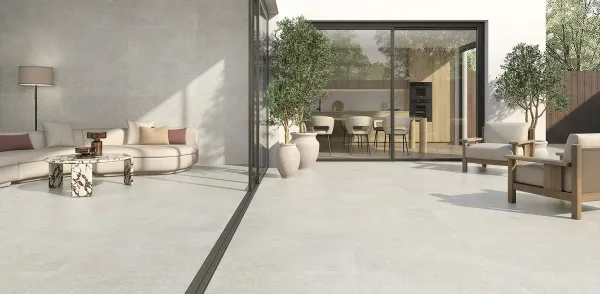 Exterior con azulejos efecto piedra en tonos neutros, colección Noordal de Colorker