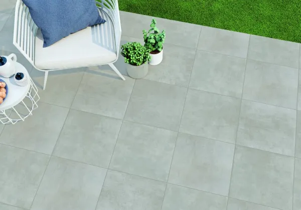 Exterior con azulejos efecto piedra en tonos fríos, colección Olimpo de Natucer