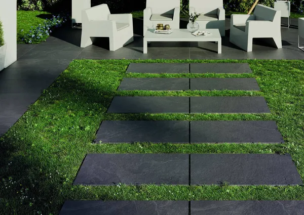 Exterior con azulejos efecto piedra en tonos fríos, colección Overland de Cifre