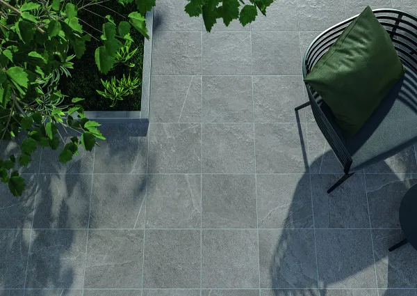 Exterior con azulejos efecto piedra en tonos fríos, colección Overland de Cifre