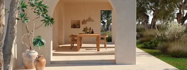 Exterior con azulejos efecto piedra en tonos cálidos, colección Pietra di sicilia de Marazzi