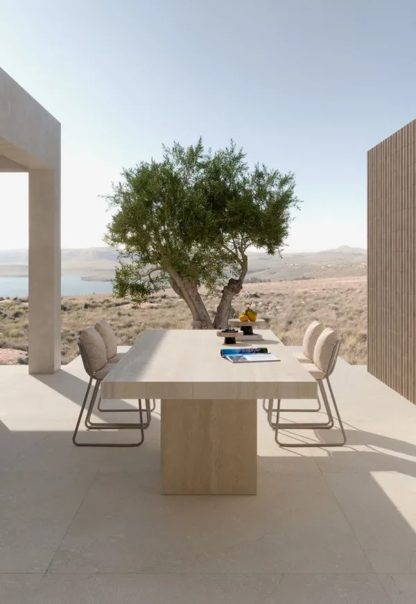 Exterior con azulejos efecto piedra en tonos cálidos, colección Pietra di sicilia de Marazzi