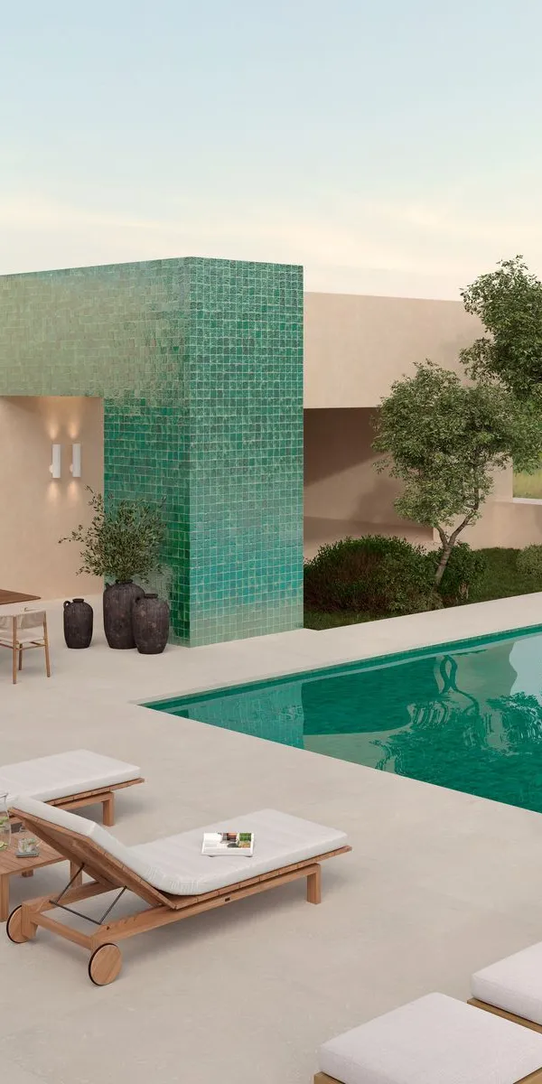 Exterior con azulejos efecto piedra en tonos fríos, colección Pietra di sicilia de Marazzi