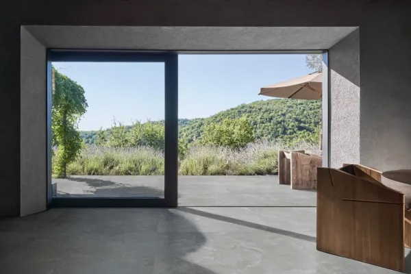 Exterior con azulejos efecto piedra en tonos neutros, colección Pietra ligure de Marazzi