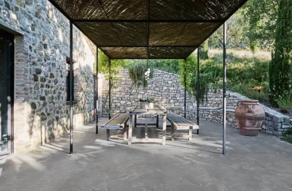 Exterior con azulejos efecto piedra, colección Pietra ligure de Marazzi