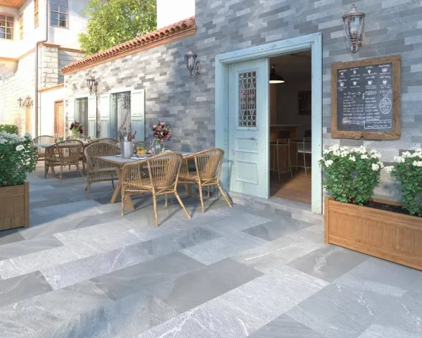 Exterior con azulejos efecto piedra en tonos fríos, colección Pietrasanta de Dune