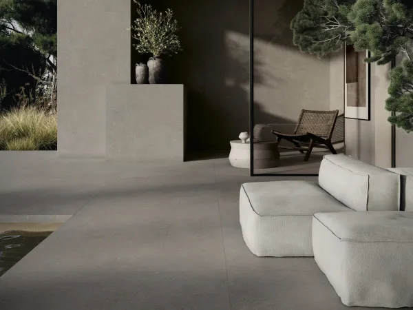 Exterior con azulejos efecto piedra en tonos neutros, colección Rift de Cifre