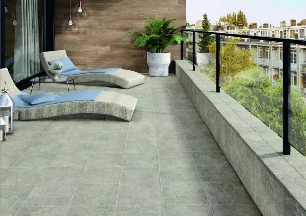 Exterior con azulejos efecto piedra en tonos fríos, colección Rocks de Natucer