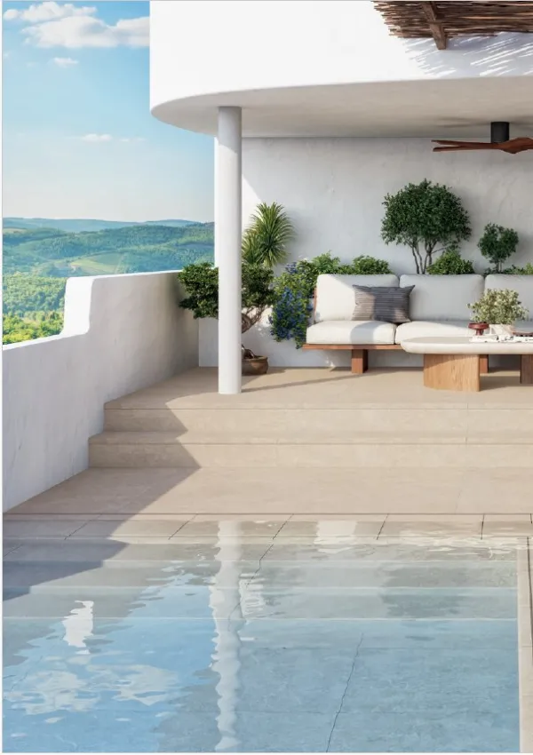 Exterior con azulejos efecto piedra en tonos fríos, colección Savoy de Mayor