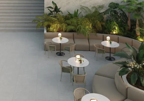 Exterior con azulejos efecto piedra en tonos neutros, colección Savoy de Mayor