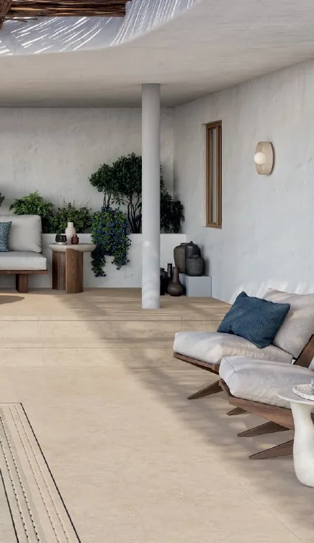 Exterior con azulejos efecto piedra en tonos cálidos, colección Savoy de Mayor