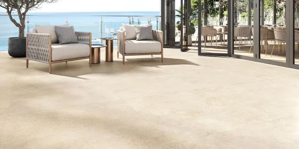 Exterior con azulejos efecto piedra en tonos cálidos, colección Sienyx de Colorker